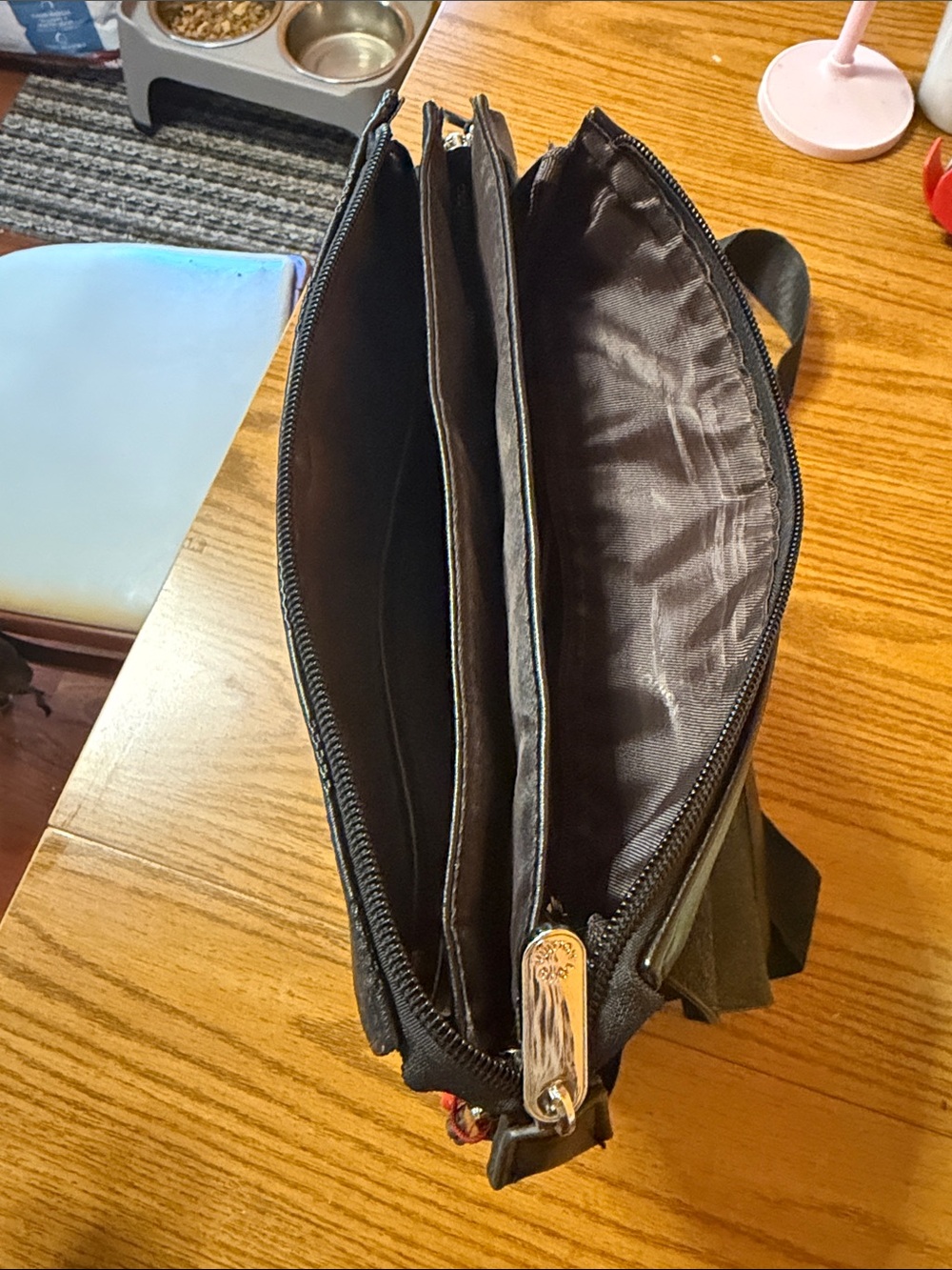 Louis Vuitton Black/Dark Gray Messenger Bag wear on the corners - Picture 4 of 7